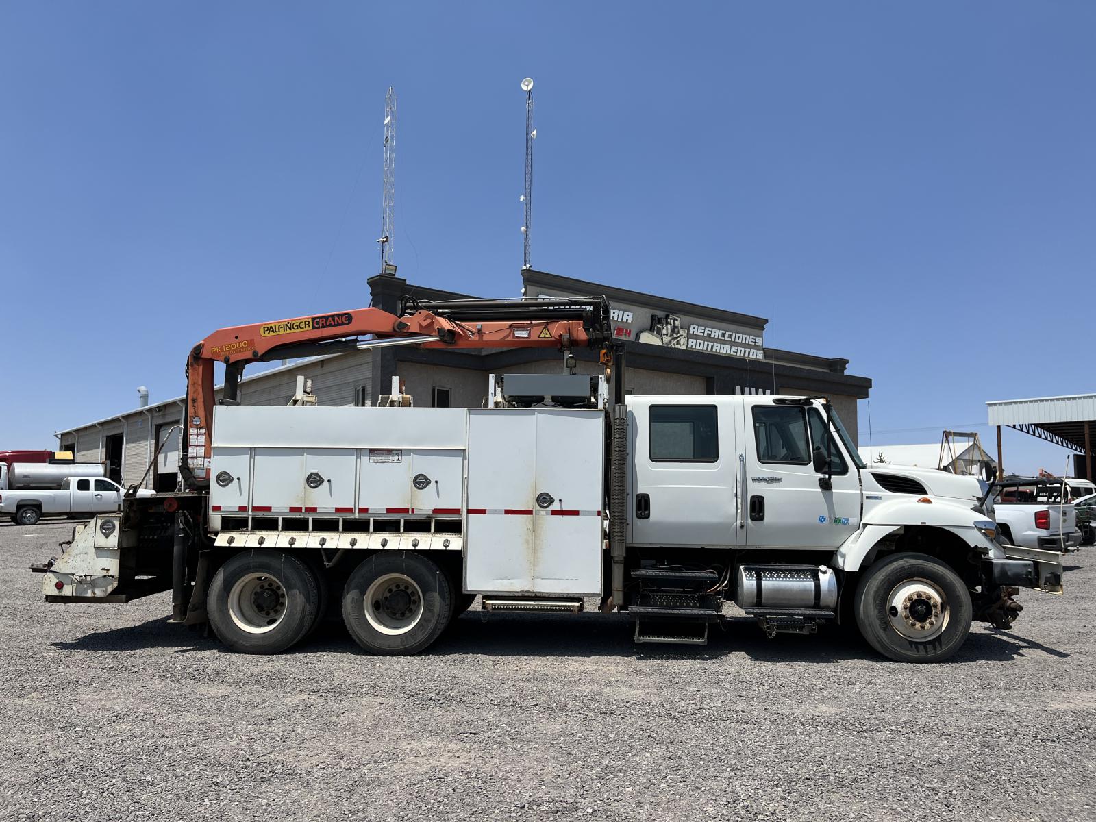 CAMION CON GRUA PALFINGER PK12000